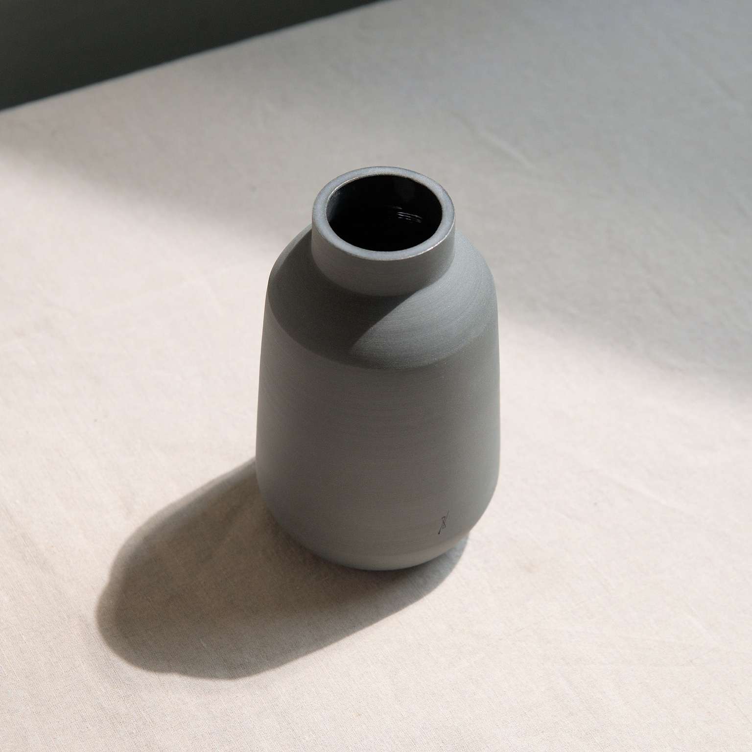 L'Intentionnel Bouquet vase (Charcoal Black)