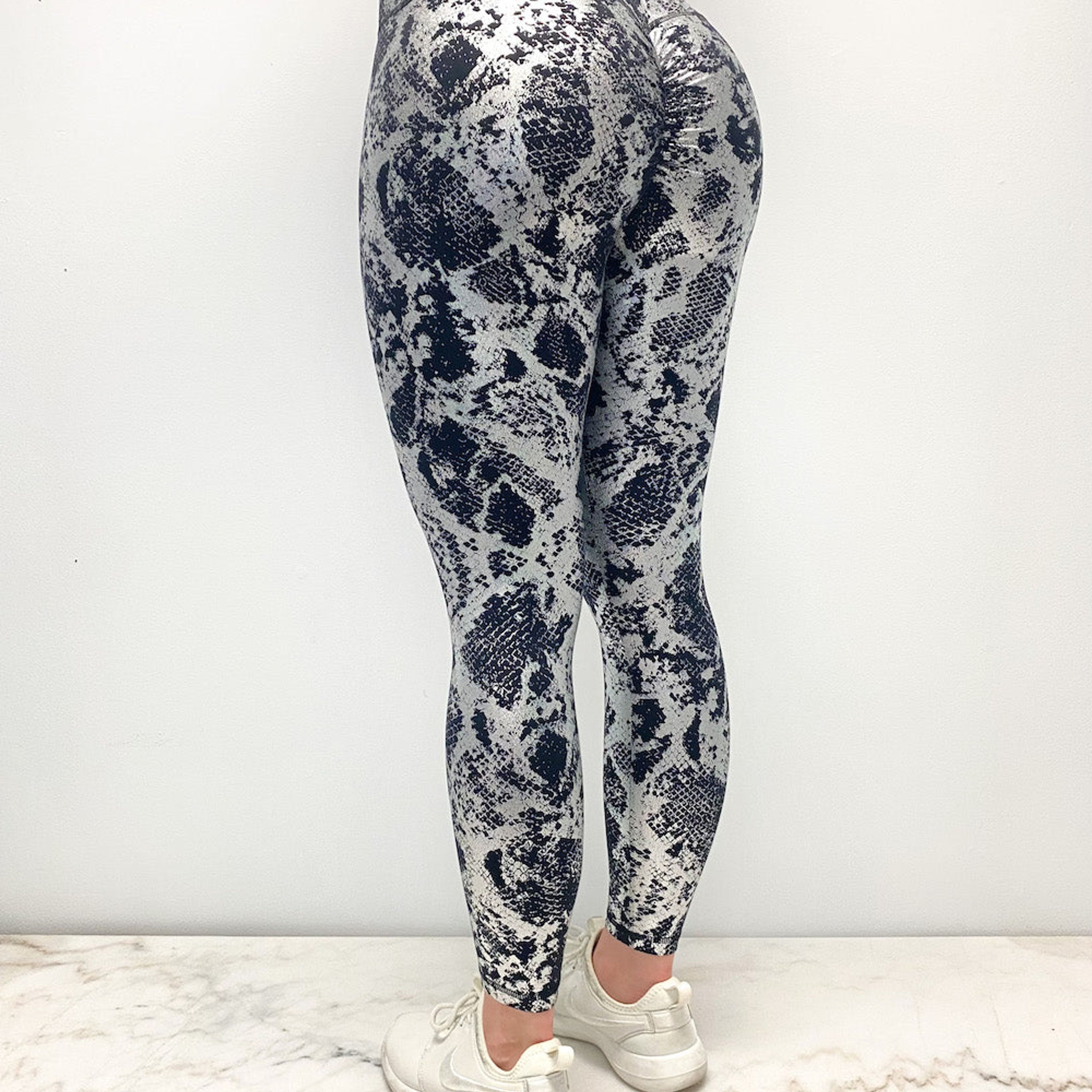 https://cdn.prod.marmalade.co/products/3840x3840/filters:quality(80)/www.astoria-activewear.com%2Fproducts%2Fastoria-luxe-metallic-series-legging-black%2F1634922025%2FIMG_8962_jpg.jpg
