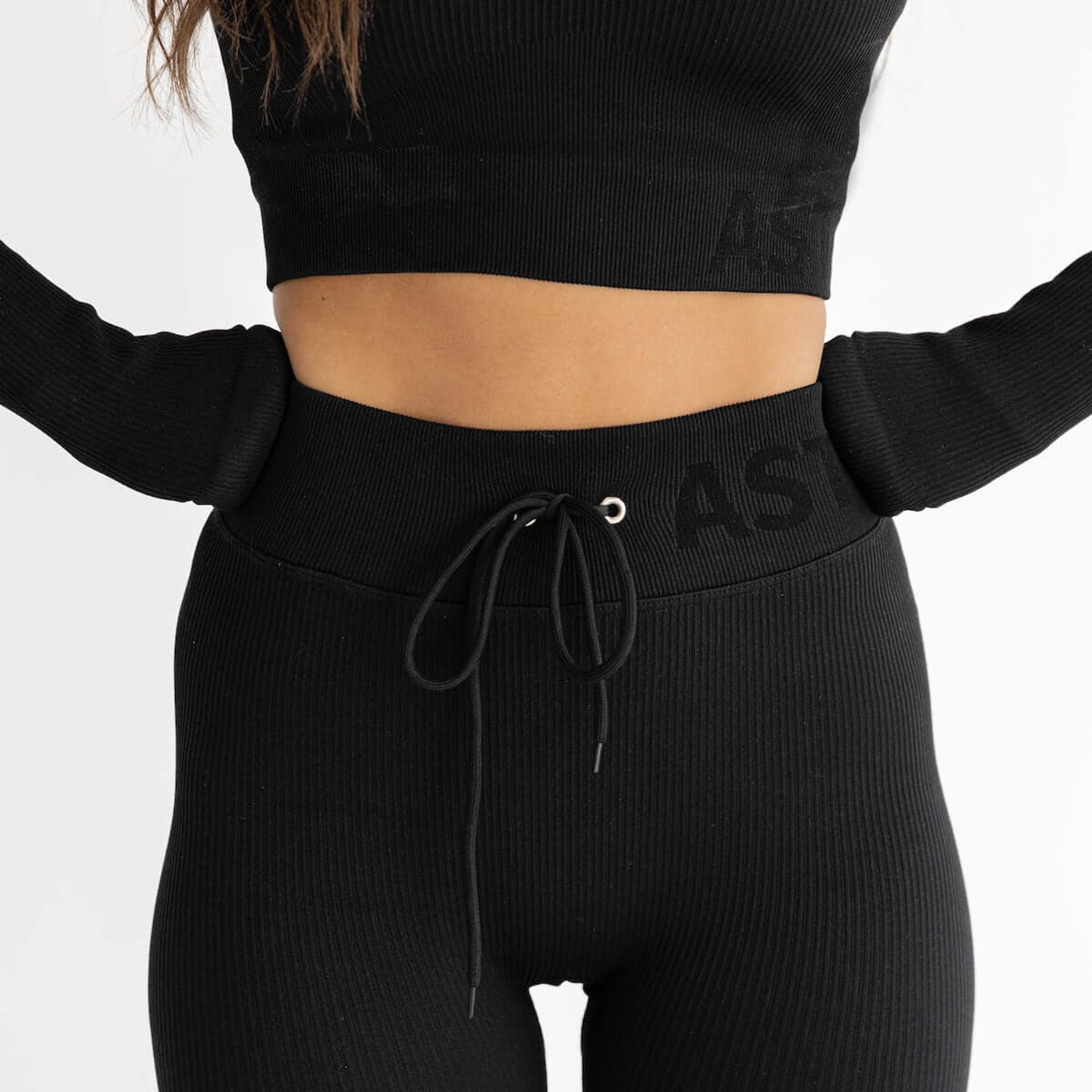 https://cdn.prod.marmalade.co/products/3840x3840/filters:quality(80)/www.astoria-activewear.com%2Fproducts%2Fastoria-seamless-ribbed-series-legging-black%2F1642196436%2F675A8453.jpg