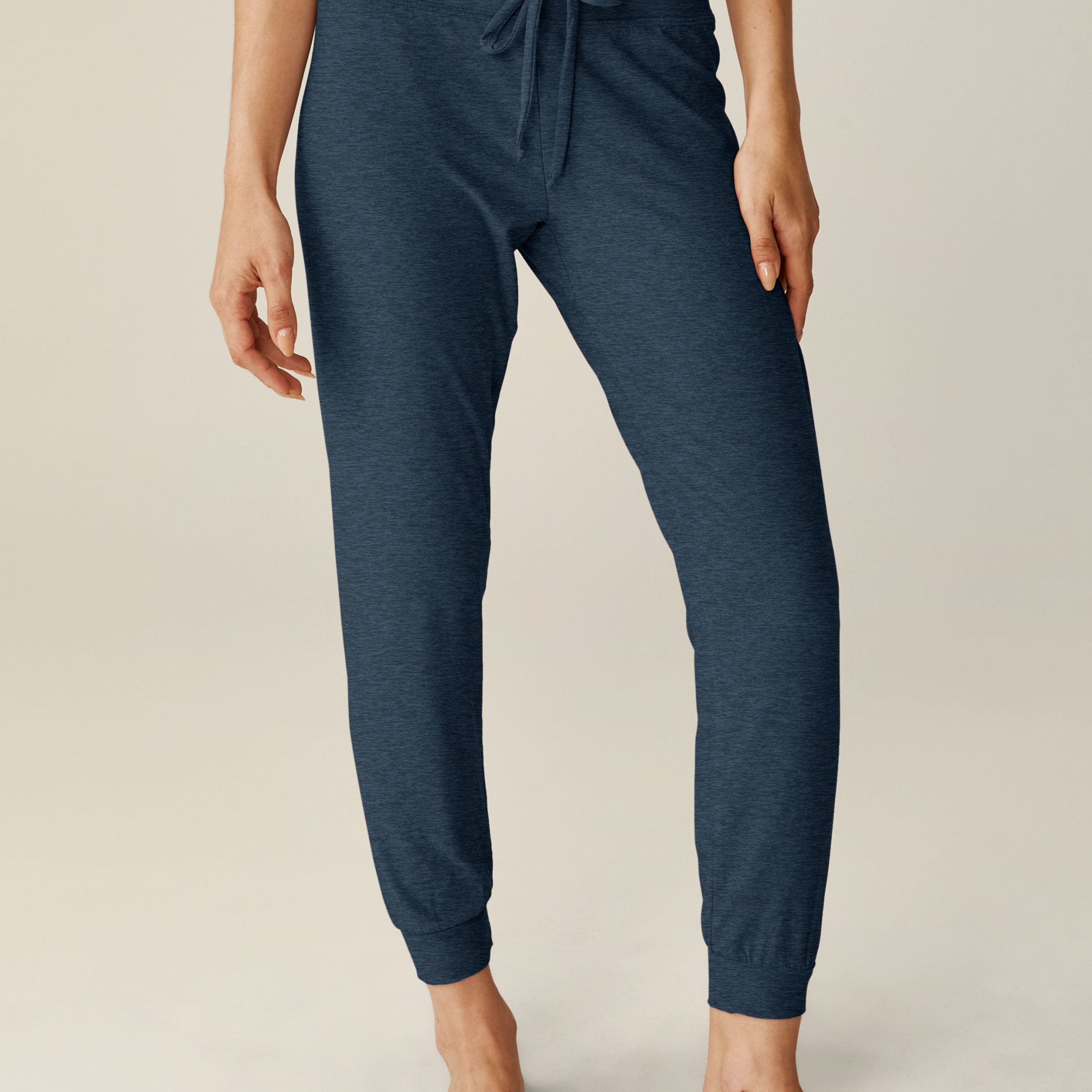 https://cdn.prod.marmalade.co/products/3840x3840/filters:quality(80)/www.beyondyoga.com%2Fproducts%2Ffeatherweight-lounge-around-midi-jogger-nocturnal-navy-lwsd1122%2F1698103256%2FLWSD1122_nocturnal-navy_8117.jpg