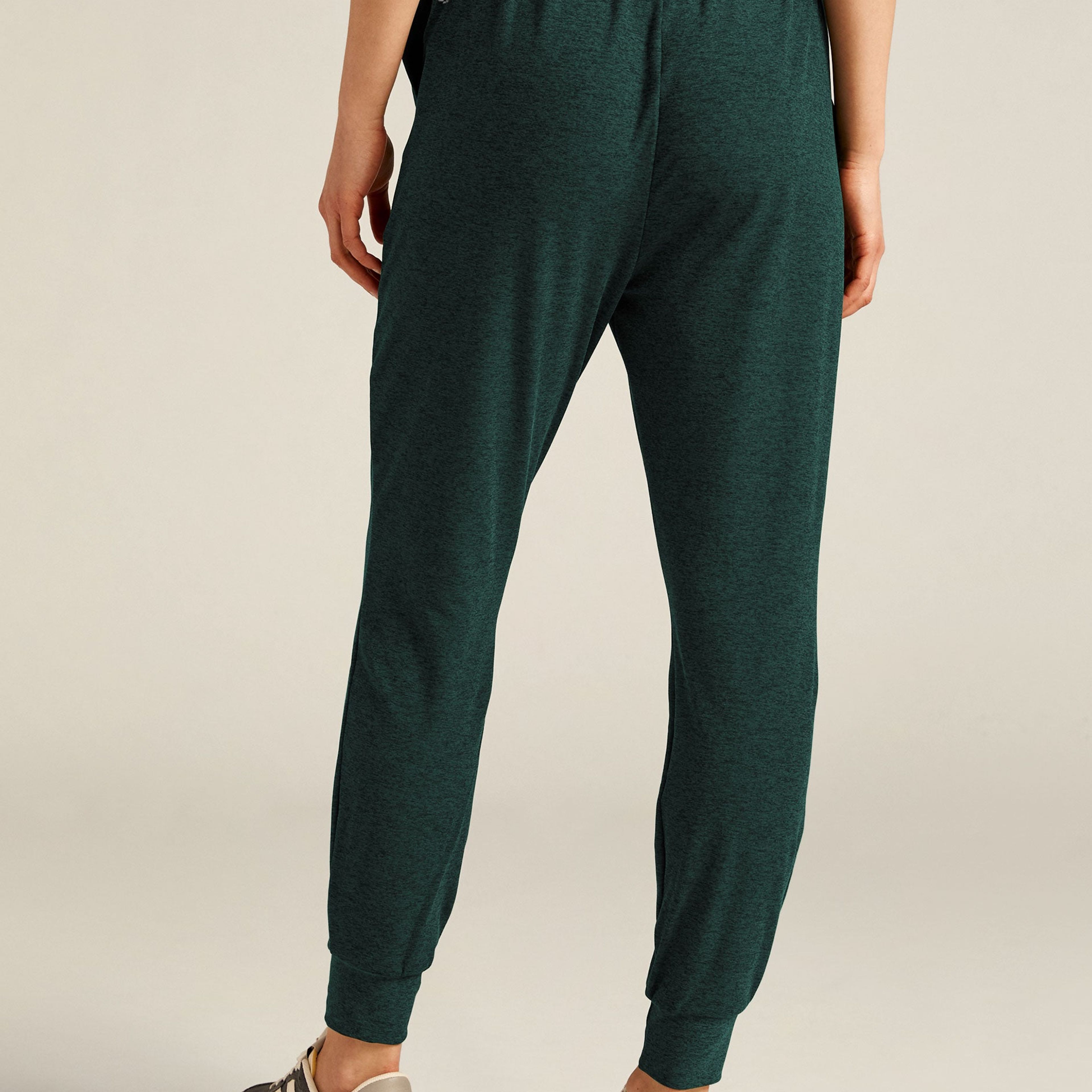 https://cdn.prod.marmalade.co/products/3840x3840/filters:quality(80)/www.beyondyoga.com%2Fproducts%2Fspacedye-commuter-midi-jogger-midnight-green-heather-sd1184%2F1697318214%2FSD1184_midnight-green-heather_0539.jpg