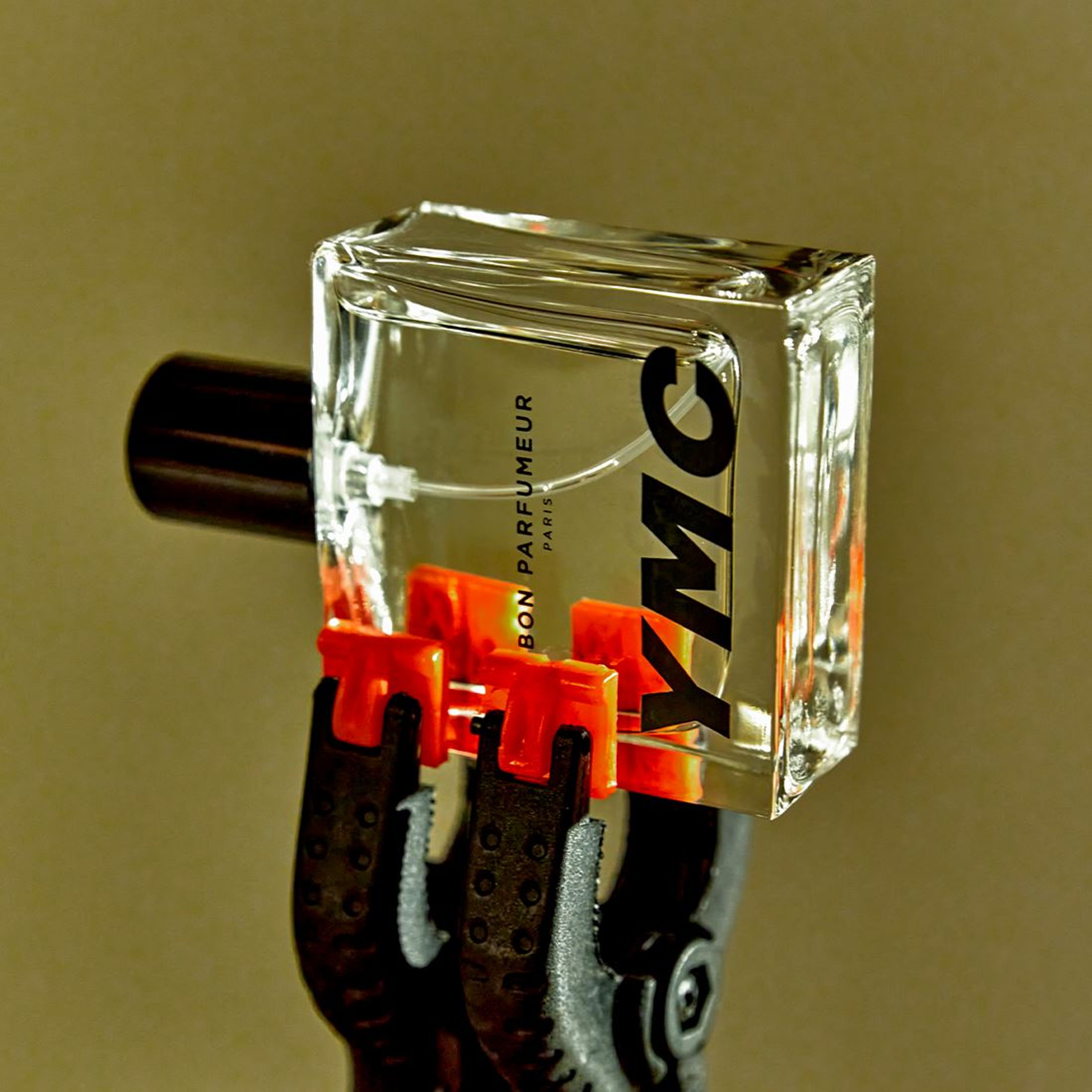 Eau de parfum 105 YMC with mandarin, cinnamon and sandalwood