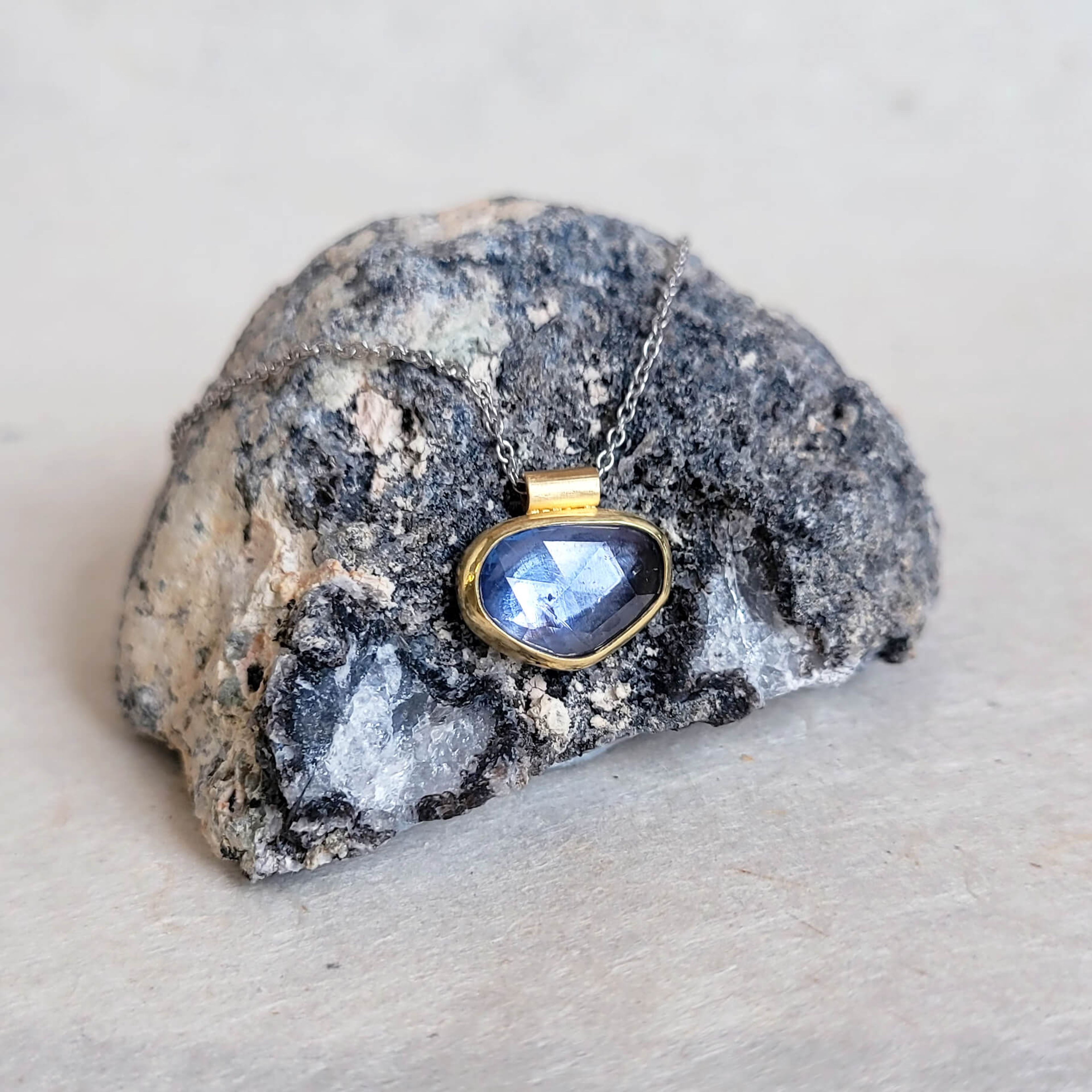 Blue Sapphire and Yellow Gold Pendant Necklace