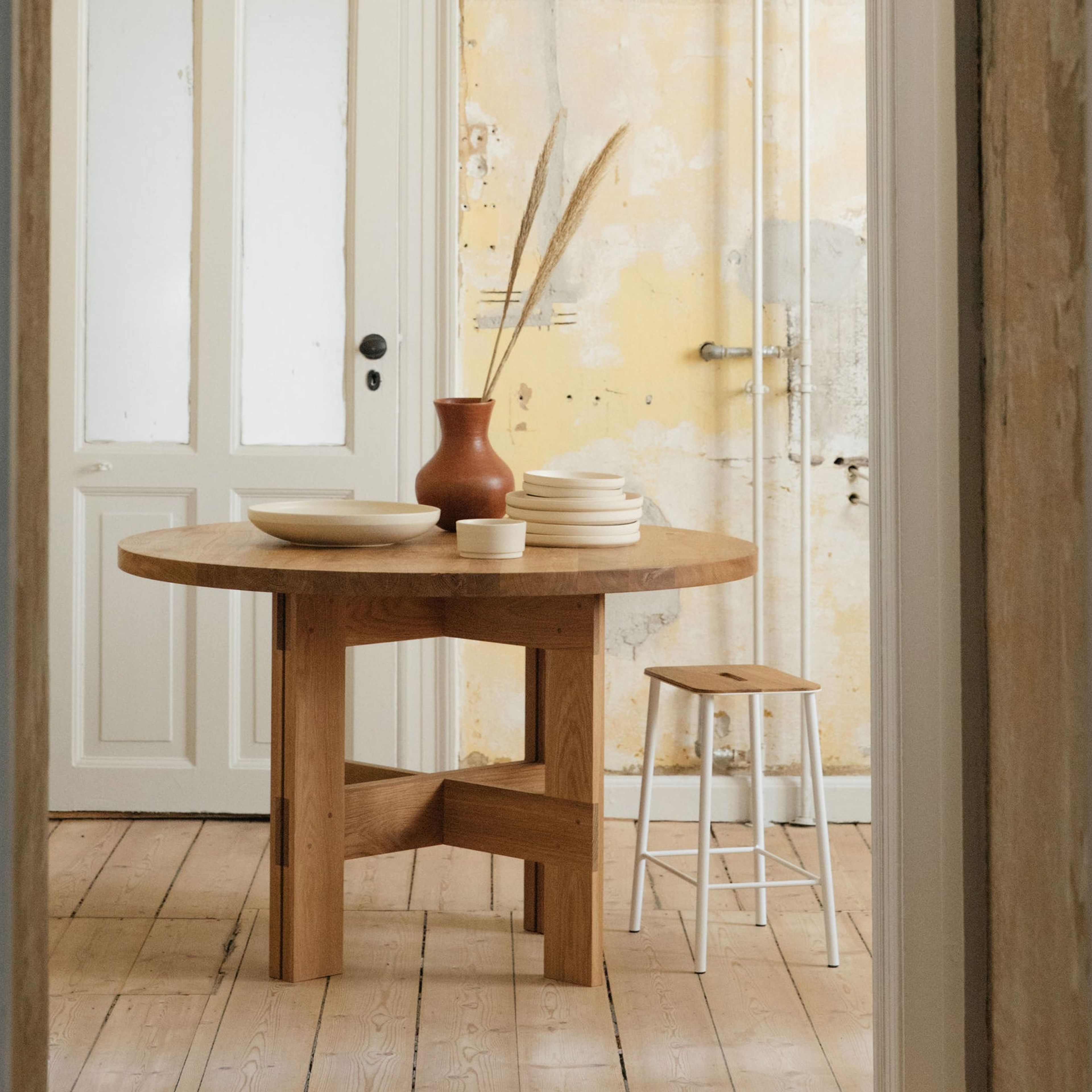 Farmhouse Trestle Table | Natural Oak | 120 Ø Round