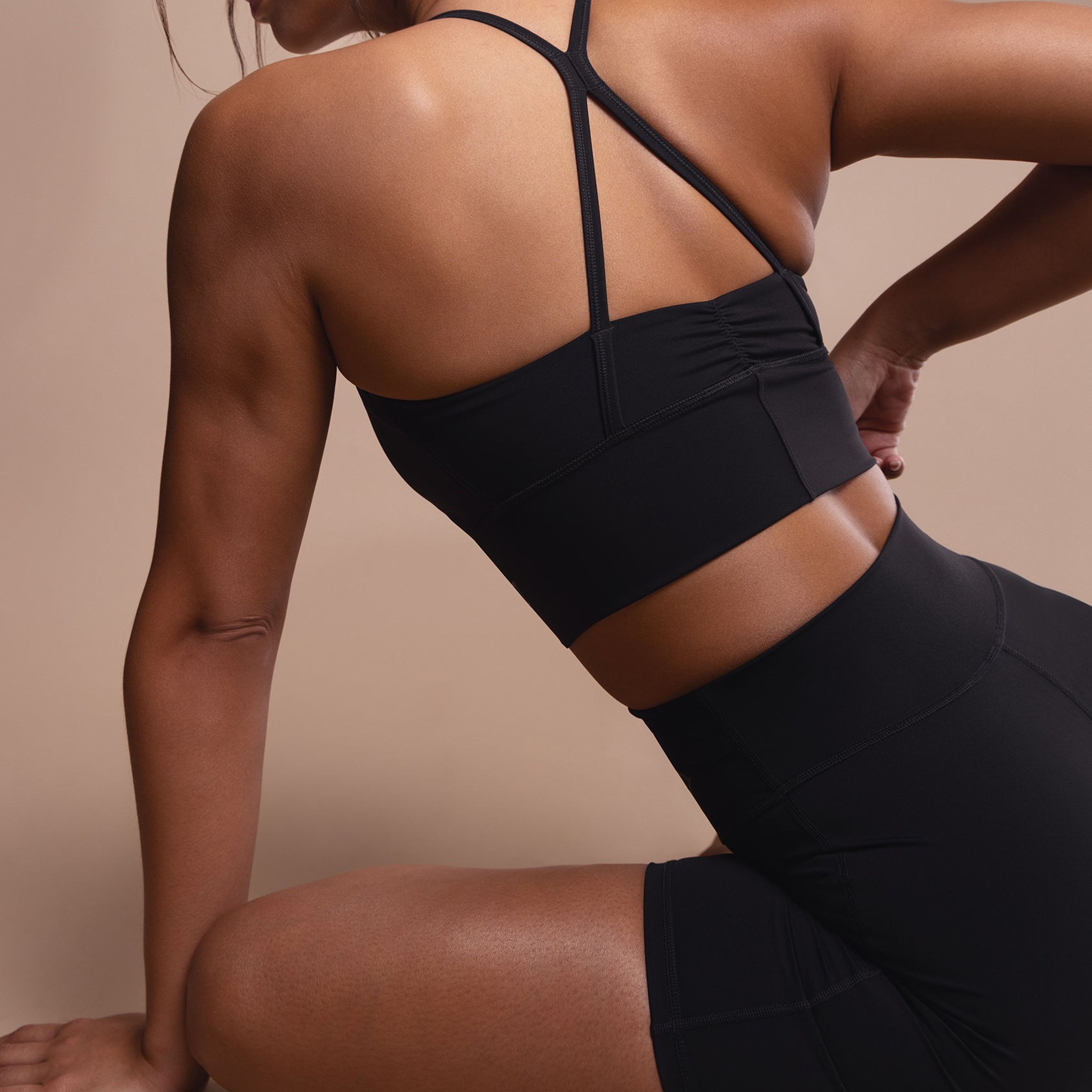 https://cdn.prod.marmalade.co/products/3840x3840/filters:quality(80)/www.gymshark.com%2Fproducts%2Fgymshark-elevate-longline-sports-bra-black-aw22%2F1692959286%2FLook21239-Edit2_cd917664-40e1-4c61-ad09-5653336eac88.jpg