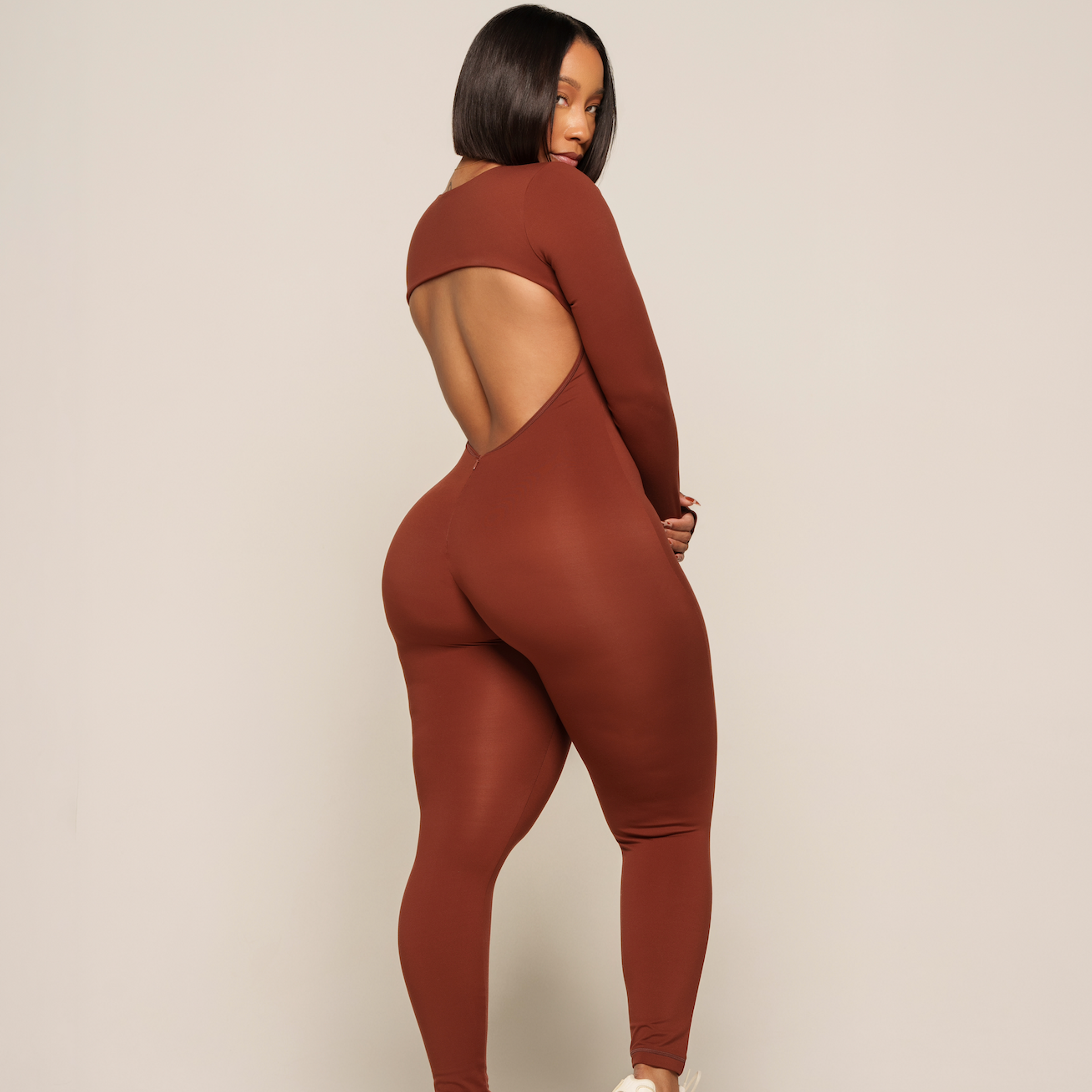 https://cdn.prod.marmalade.co/products/3840x3840/filters:quality(80)/www.jsculptfitness.com%2Fproducts%2Fpre-sale-everyday-backless-long-sleeve-bodysuit%2F1708524786%2FScreenShot2024-02-21at7.51.15AM.png