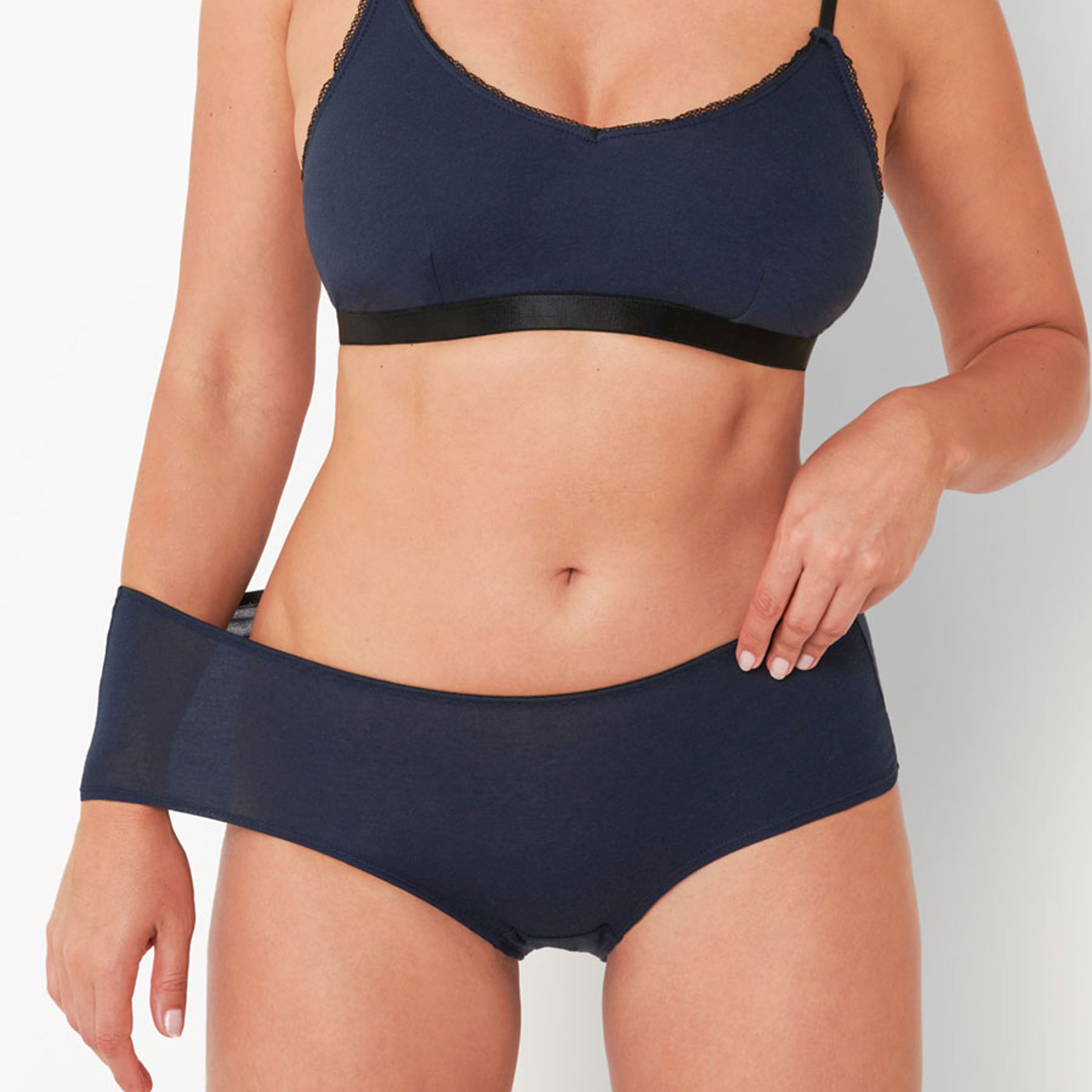https://cdn.prod.marmalade.co/products/3840x3840/filters:quality(80)/www.lovesuze.com%2Fproducts%2Fcomfort-stretch-cotton-brief-midnight-blue%2F1637622352%2FComfort_Stretch_Cotton_Brief_Navy_055_900x_52a226e4-c5ea-44c8-8840-7d4b488af87f.jpg