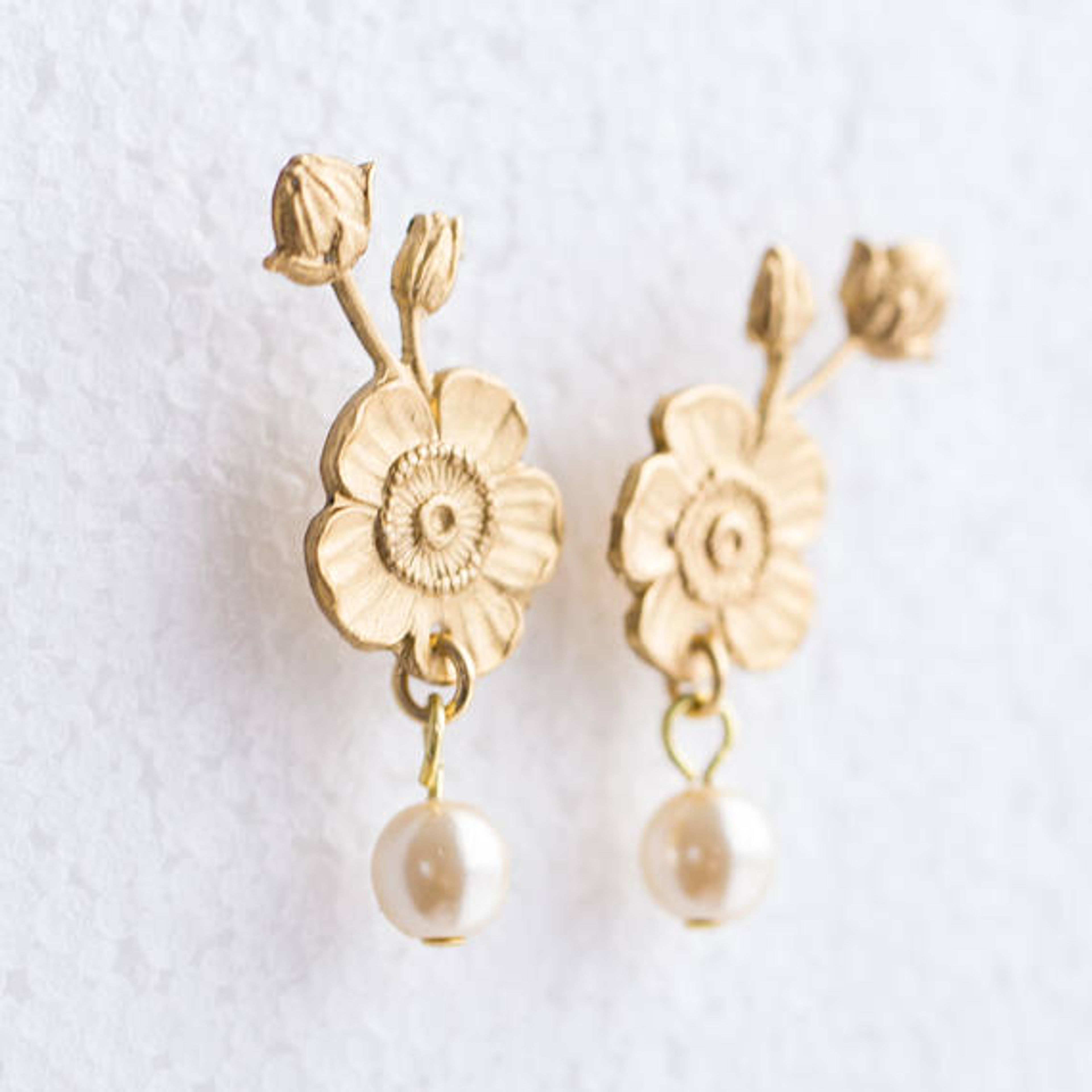 Flower and Pearl stud earrings