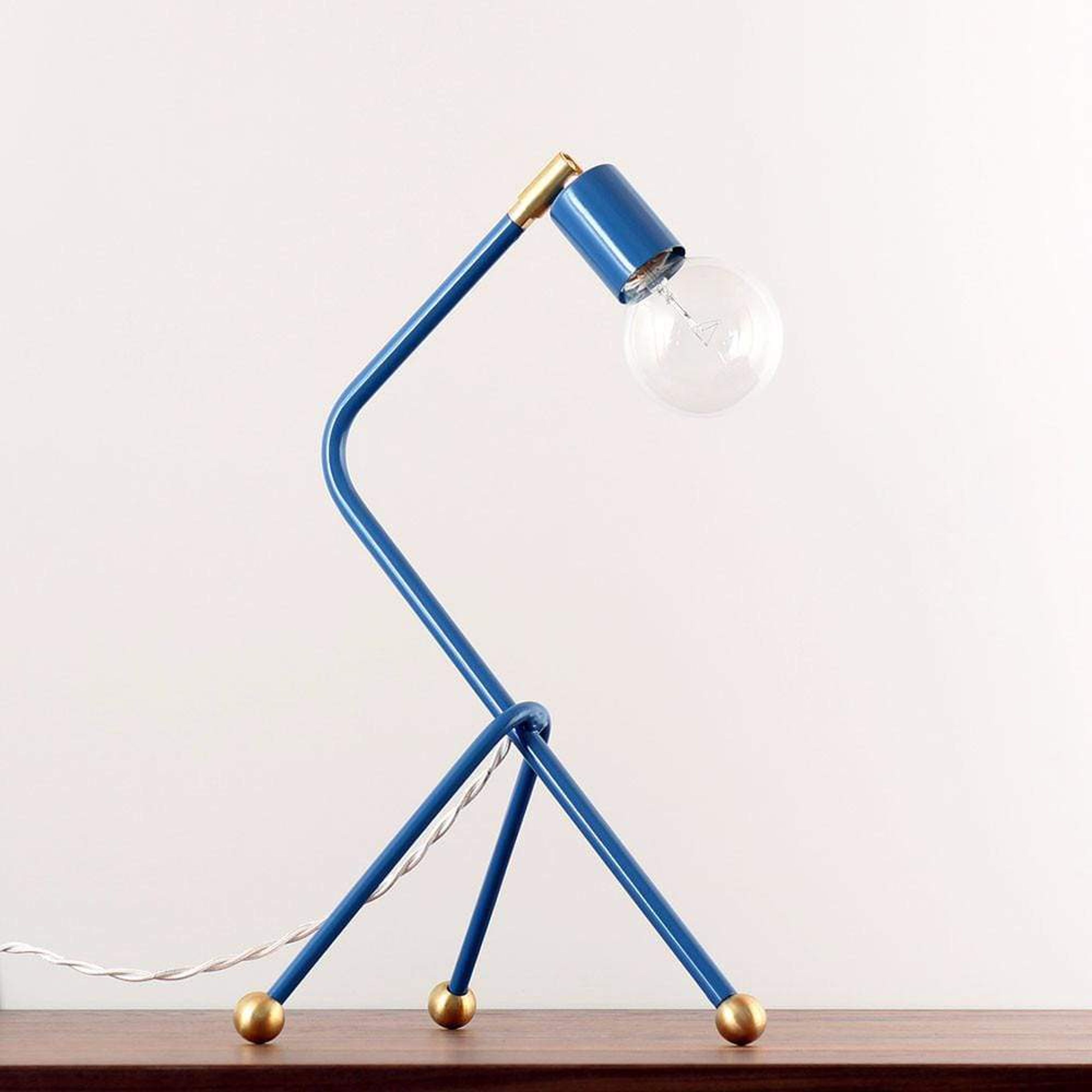 Tripod desk lamp