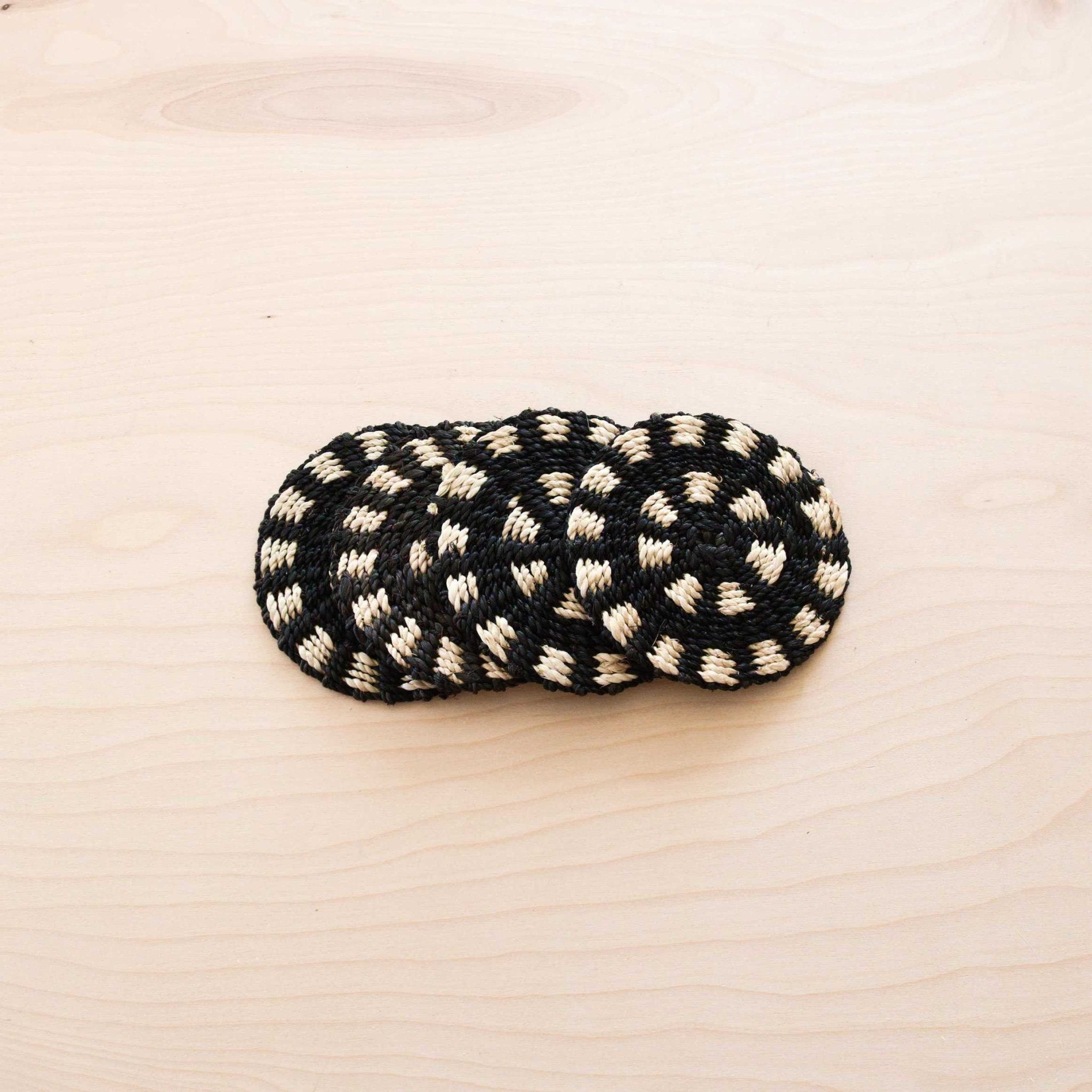 Two-tone Round Braided Coasters, black and white set of 4 - Natural Fiber | LIKHÂ