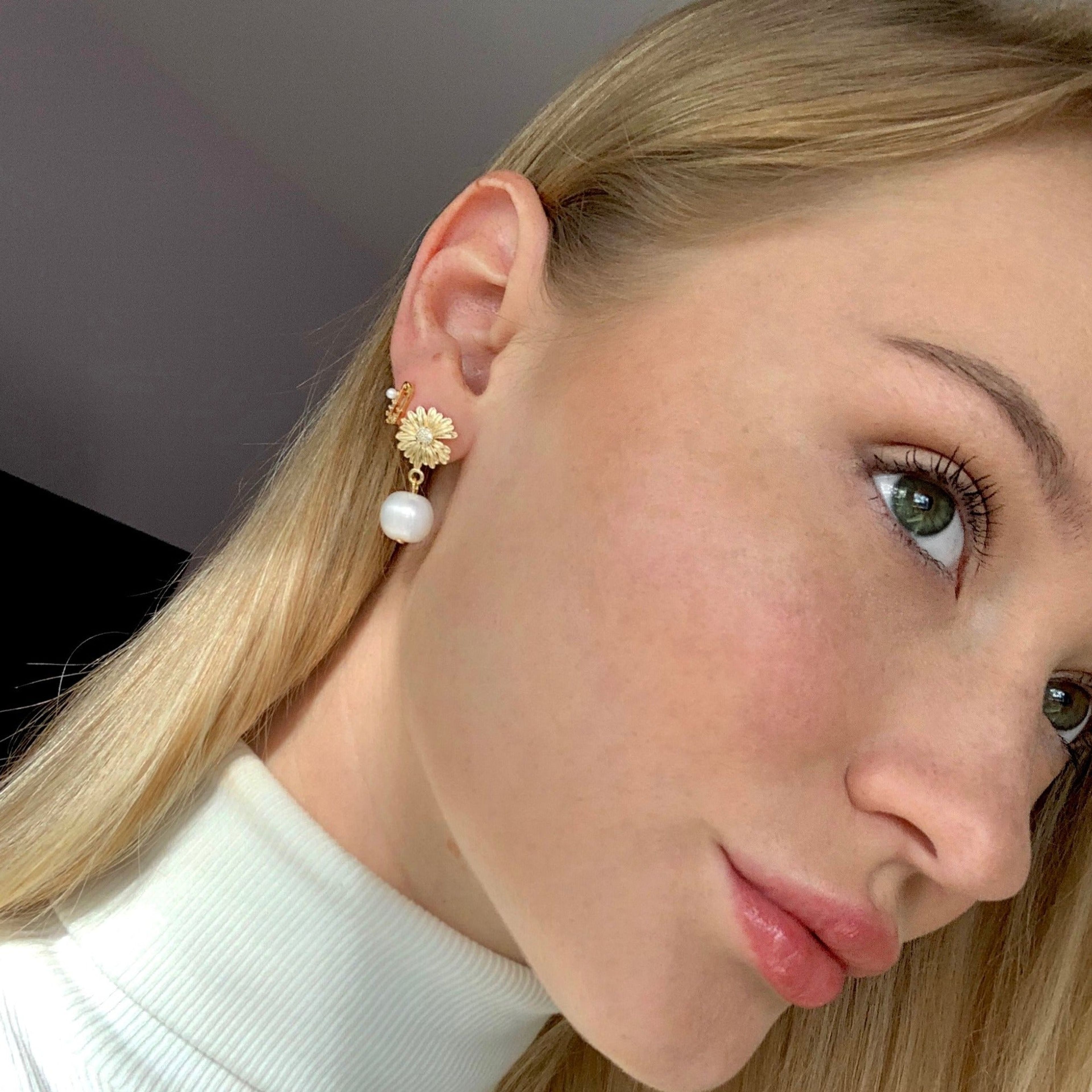 Tiny Pin Pearl Earrings
