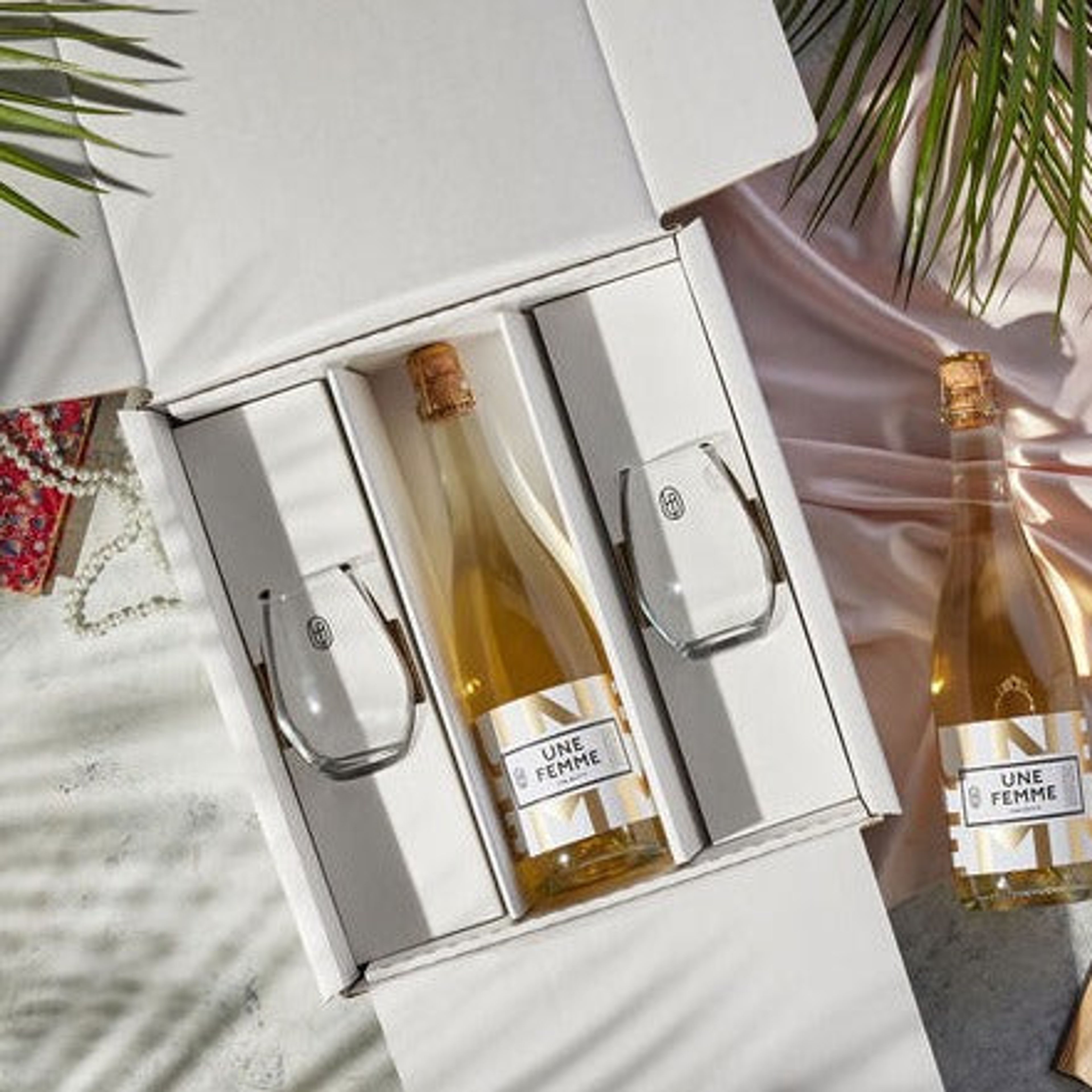 The Betty with 2 Stemless Wine Glasses Gift Pack