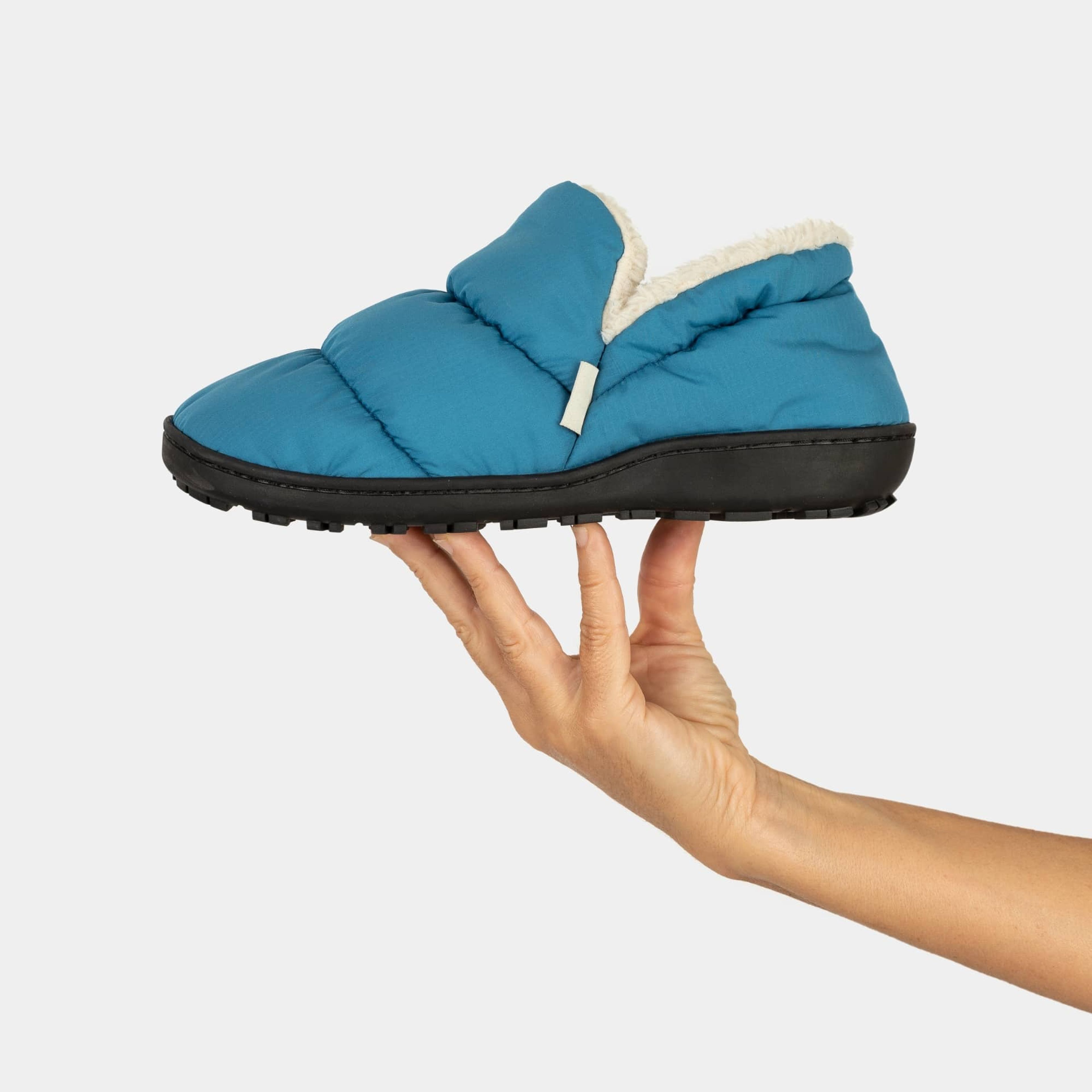 VOITED CloudTouch Slippers - Lightweight, Indoor/Outdoor Fleece-Lined Camping Slippers - Arctic Blue