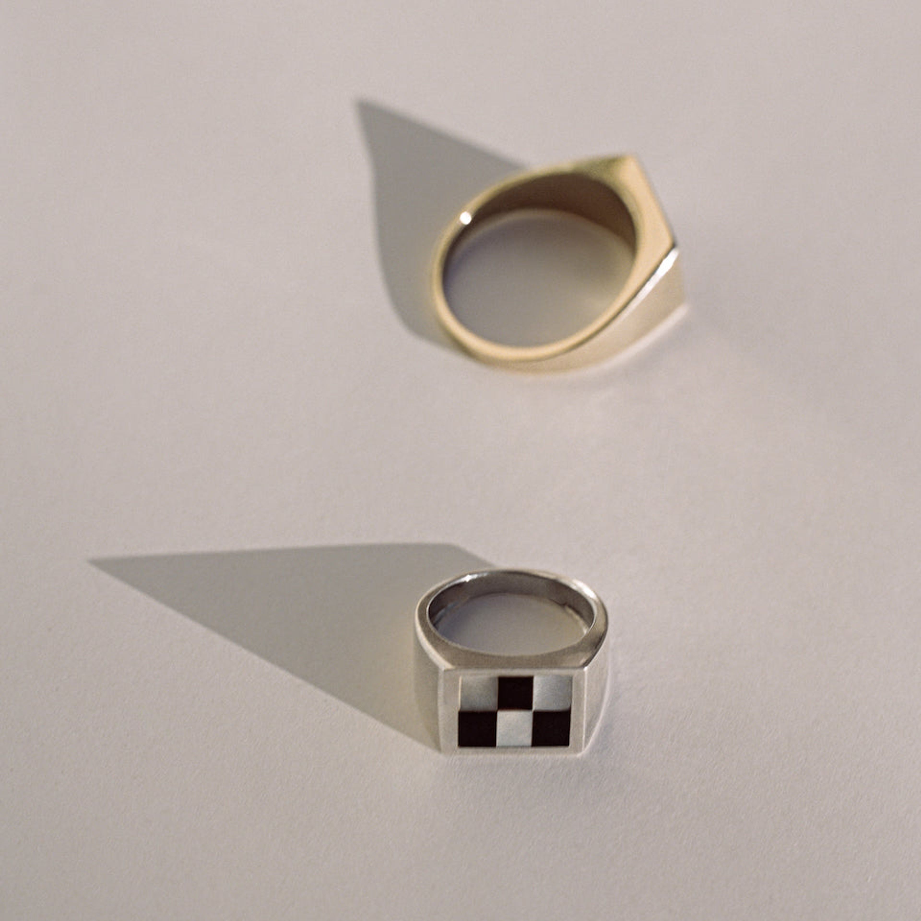 Chess Inlay Signet (Onyx & Mother of Pearl)