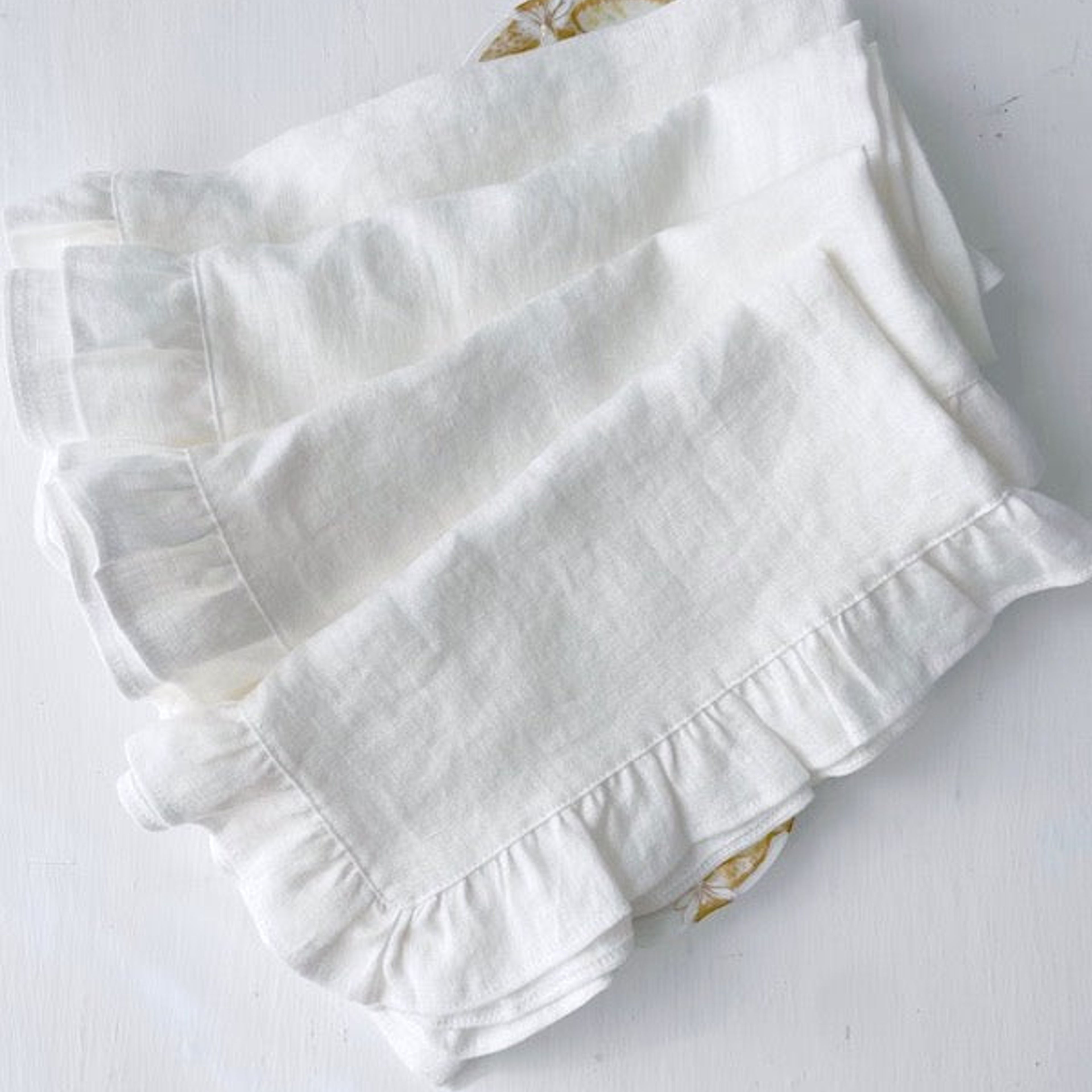 Ruffled Napkin Set In White Linen (Set Of 4)