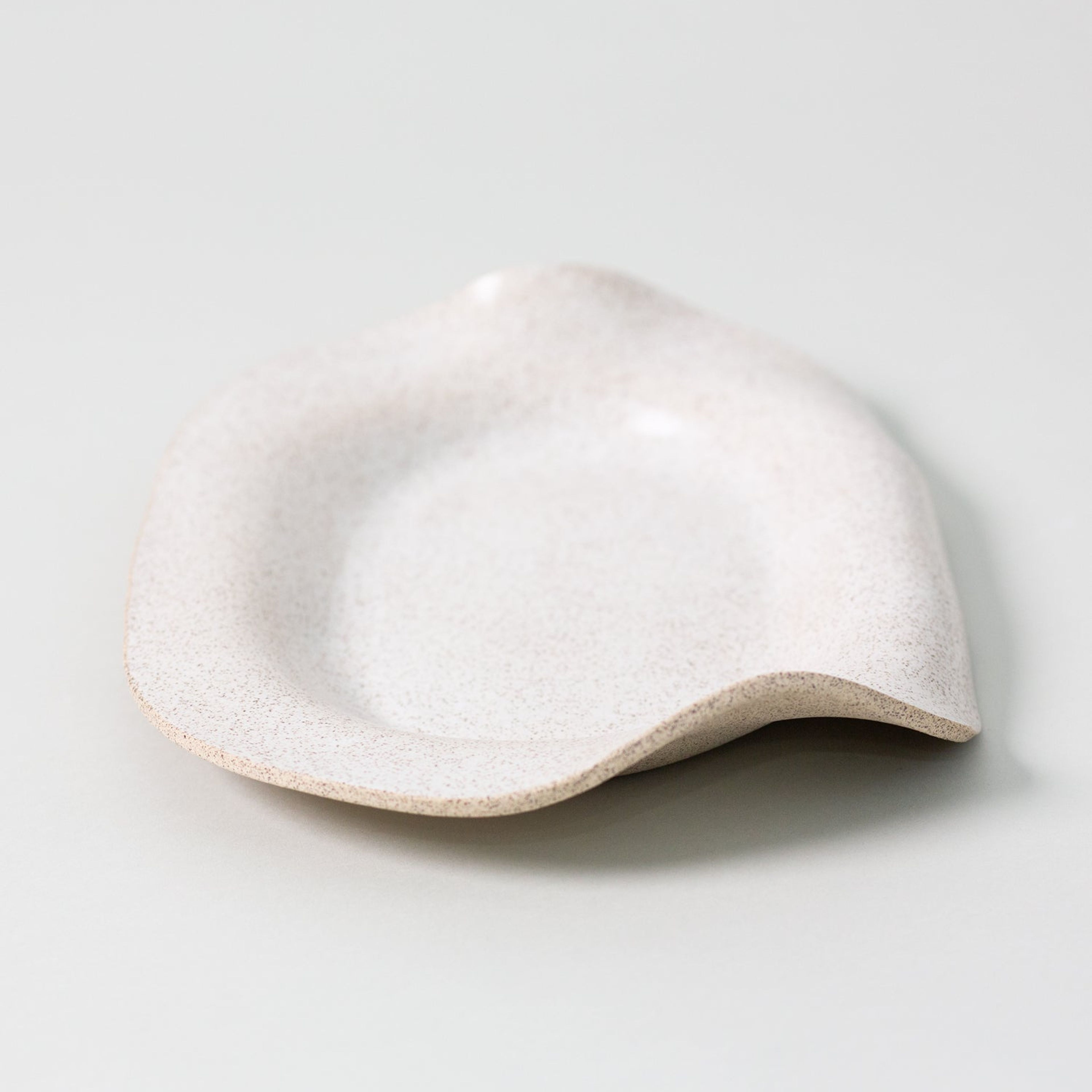 Manta Oval Platter, Pebble