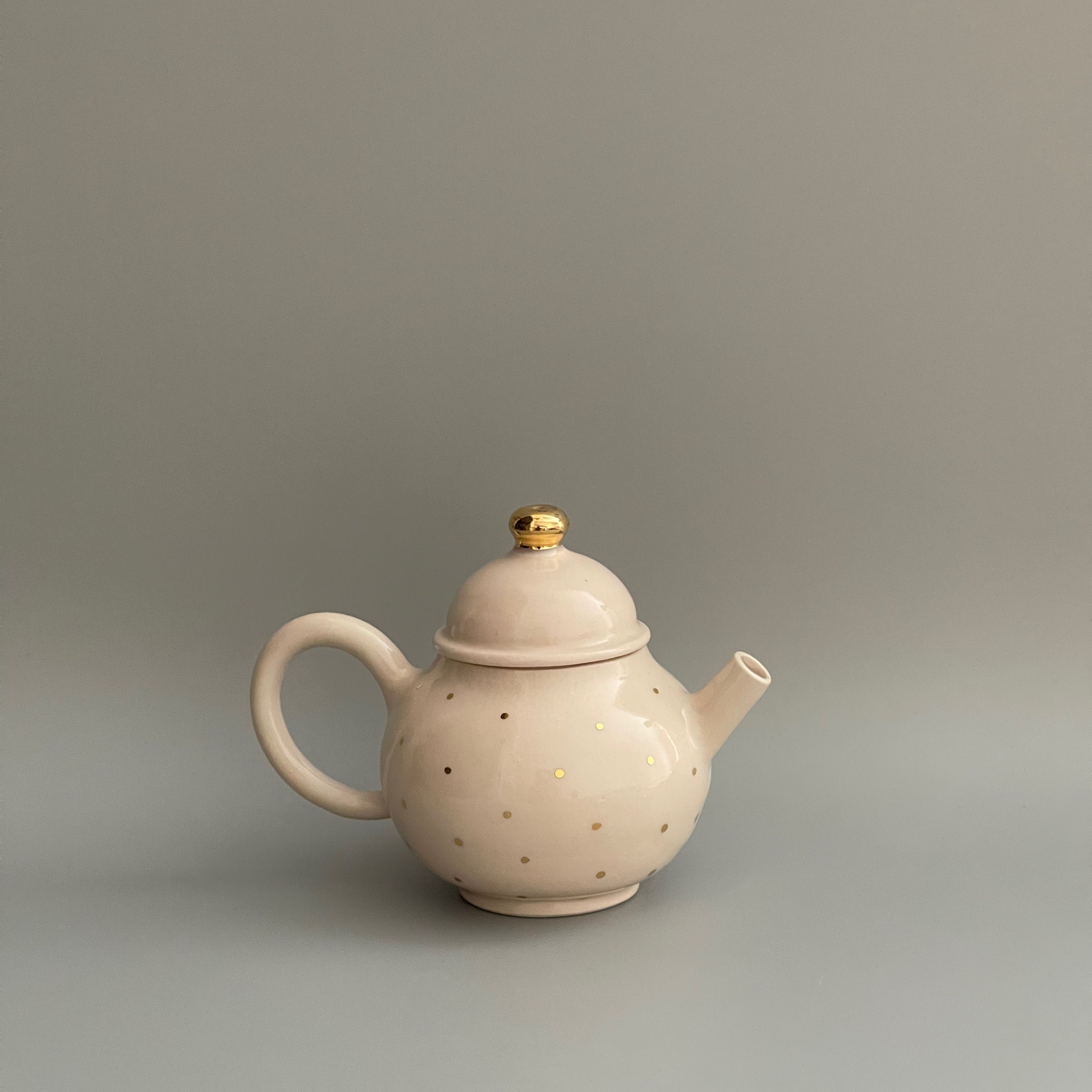 Snow Gold Polka dot Teapot Round