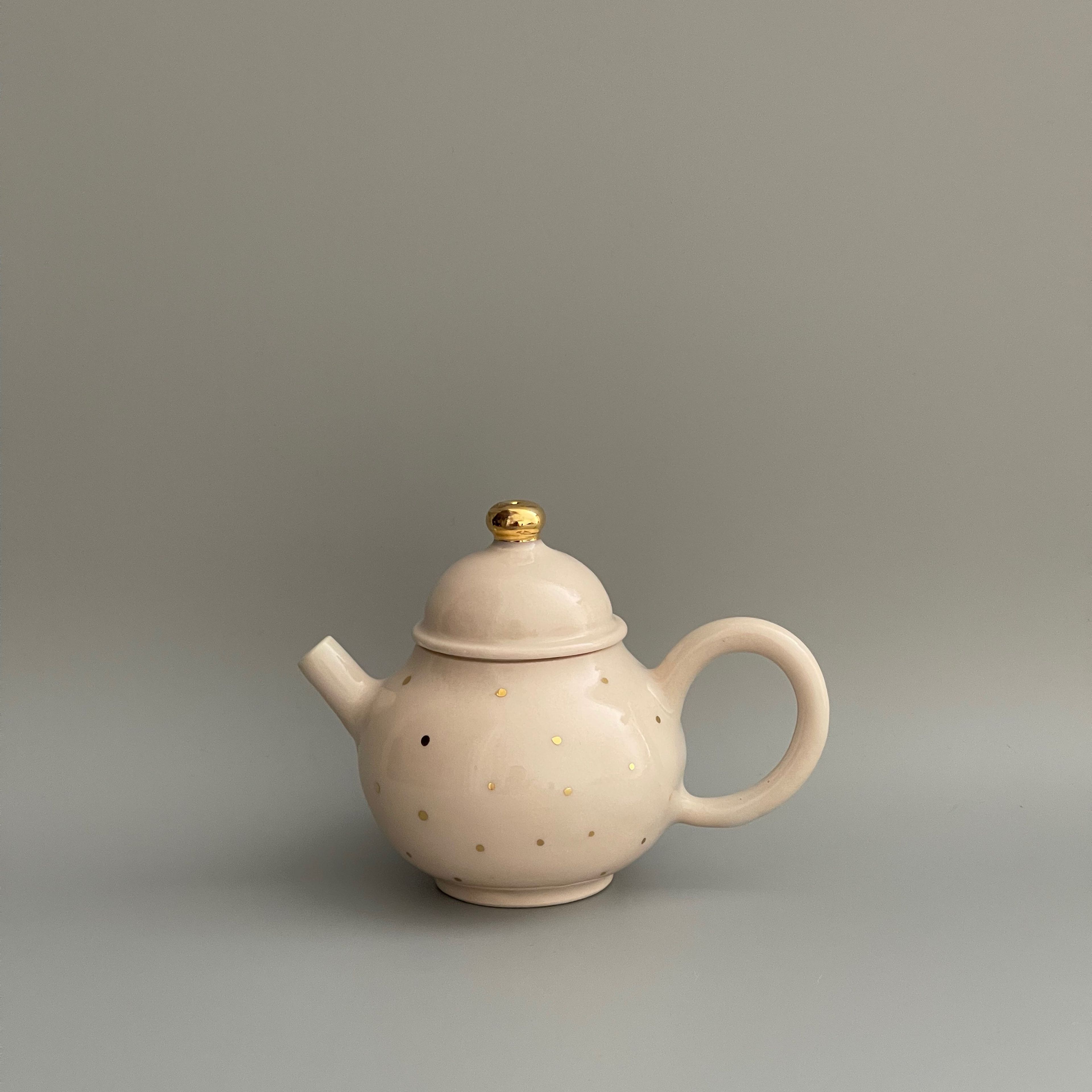 Snow Gold Polka dot Teapot Round