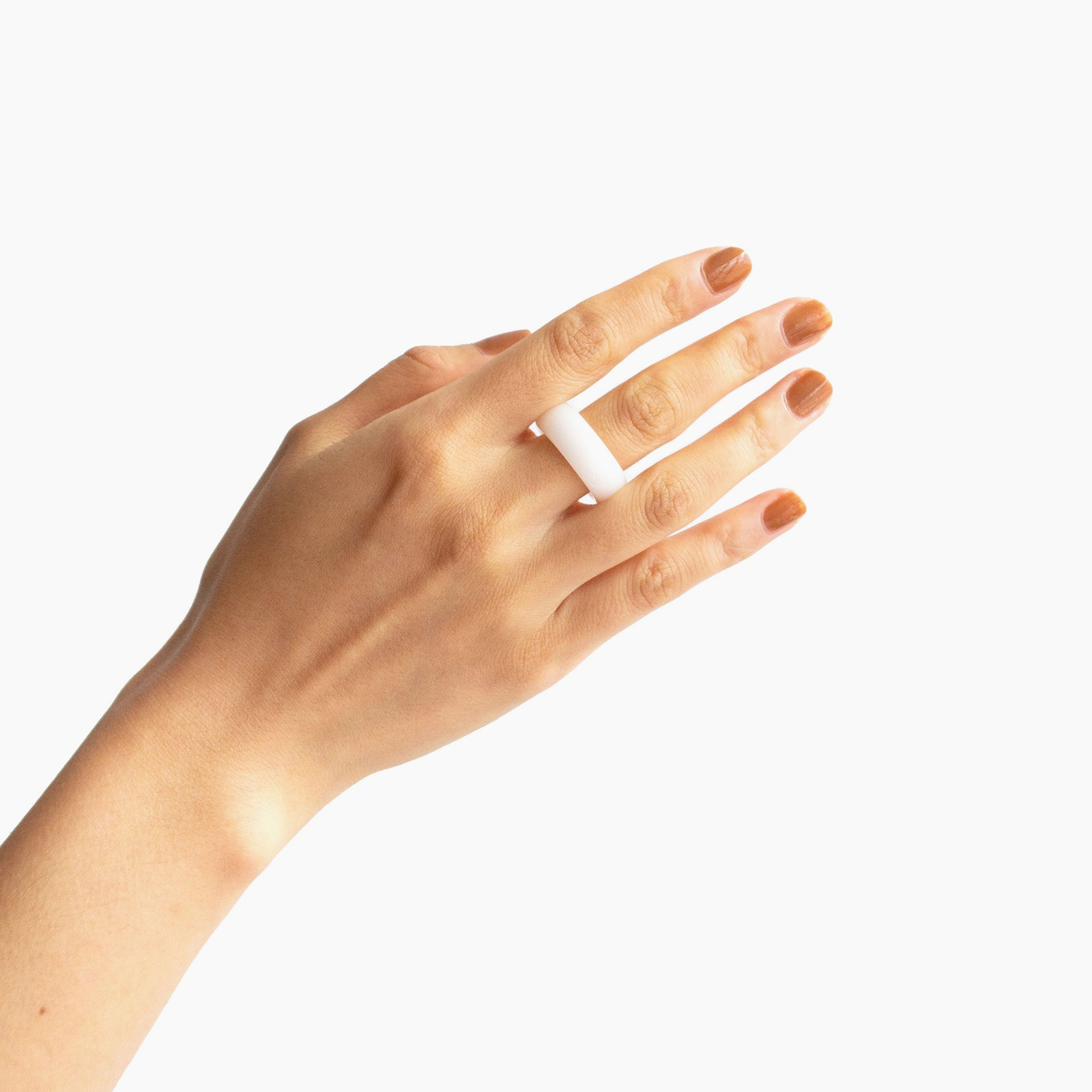 Tee — White jade stone ring