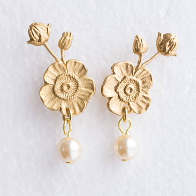 Flower and Pearl stud earrings